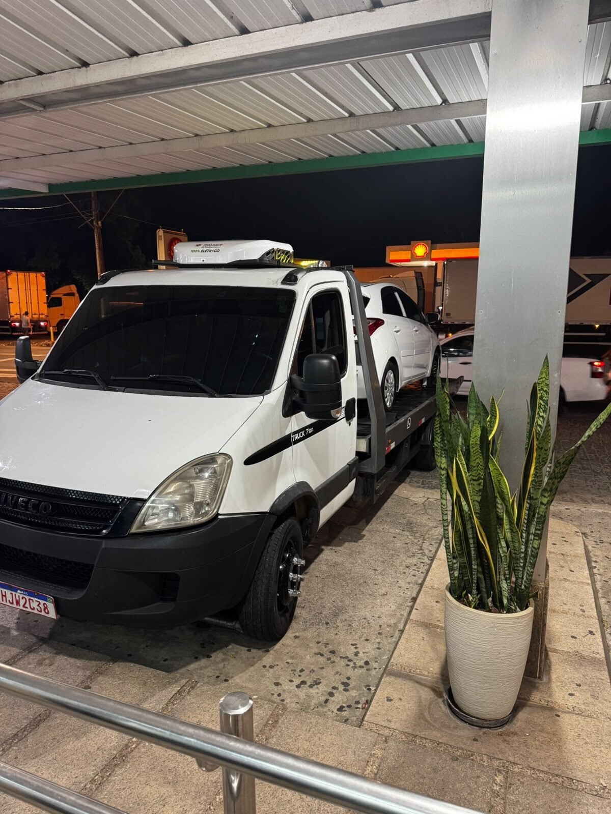 Caminhão plataforma da frota JG Guinchos