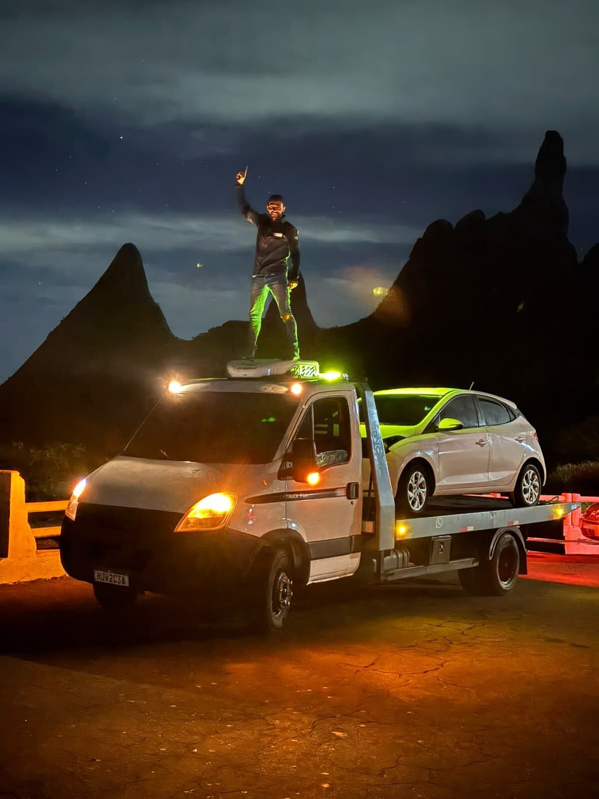 Veículo em plataforma durante atendimento noturno