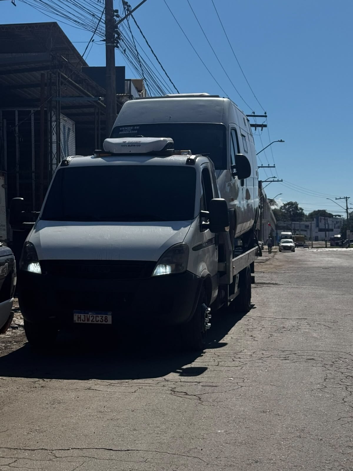Utilitário sendo transportado pela JG Guinchos